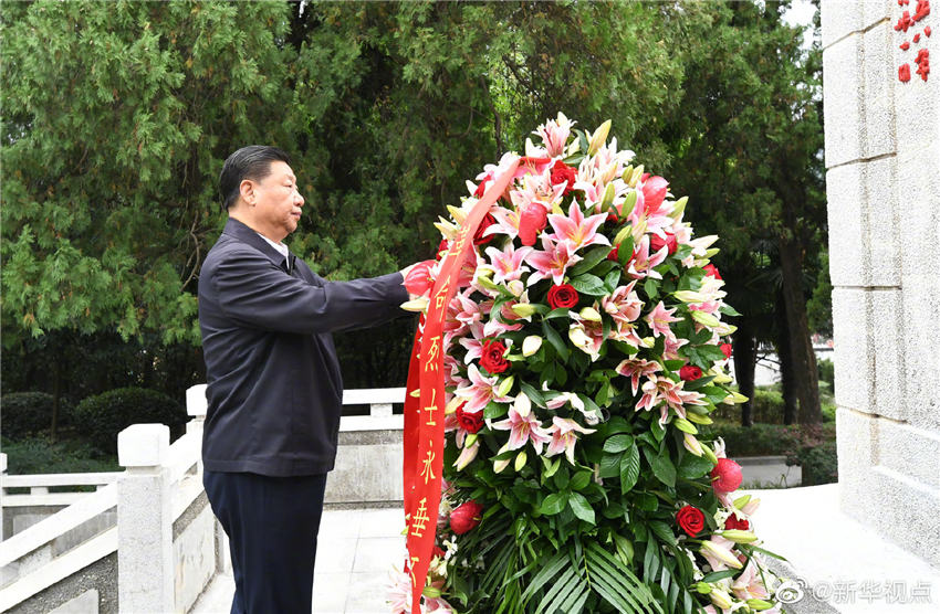 9月16日，中共中央總書(shū)記、國家主席、中央軍委主席習近平在河南省考察調研。這是習近平來(lái)到位於新縣的鄂豫皖蘇區首府烈士陵園，向革命烈士紀念碑敬獻花籃。 新華社記者 謝環(huán)馳 攝