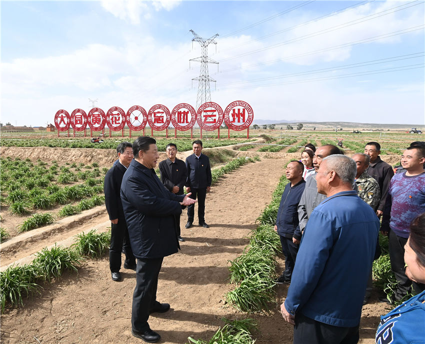 5月11日至12日，中共中央總書記、國家主席、中央軍委主席習近平在山西考察。這是5月11日下午，習近平在大同市雲(yún)州區(qū)有機黃花標準化種植基地，同正在勞作的村民們親切交談。 新華社記者 李學仁 攝