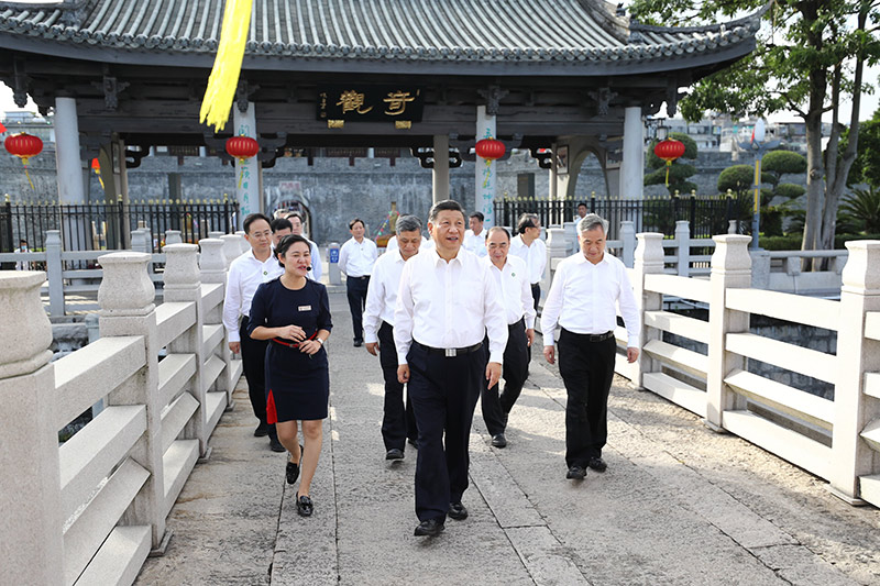 10月12日至13日，中共中央總書(shū)記、國家主席、中央軍委主席習近平在廣東考察。這是12日下午，習近平在潮州市察看廣濟橋，了解橋梁歷史文化特色，聽(tīng)取修復保護情況介紹。 新華社記者 鞠鵬 攝