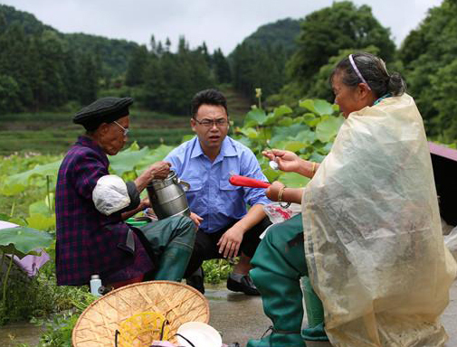 黨的十八大以來(lái)各級黨組織充分發(fā)揮組織優(yōu)勢引導青年人投身脫貧攻堅和鄉村振興綜述