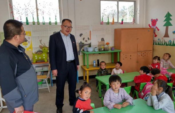 2019年5月9日，邱軍在華池縣城壕鎮太陽(yáng)幼兒園了解辦學(xué)情況。