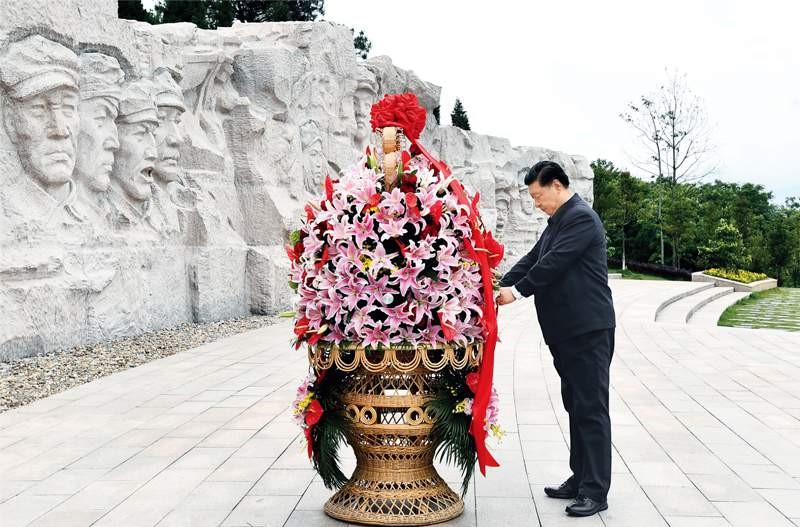 2021年4月25日至27日，中共中央總書(shū)記、國家主席、中央軍委主席習近平在廣西考察。這是25日上午，習近平在位於桂林市全州縣的紅軍長(cháng)征湘江戰役紀念園，向湘江戰役紅軍烈士敬獻花籃。 新華社記者 謝環(huán)馳/攝