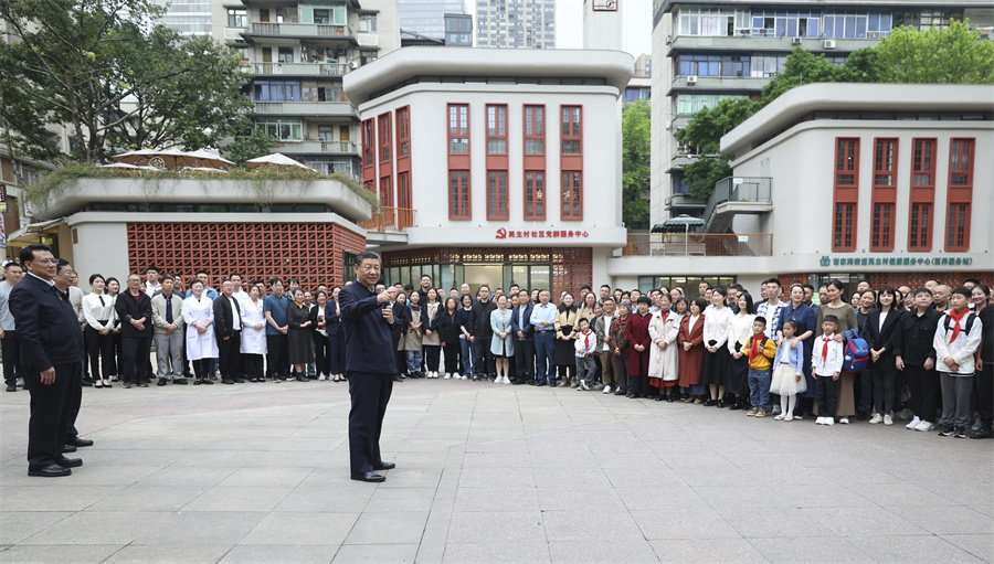 2024年4月22日至24日，中共中央總書(shū)記、國家主席、中央軍委主席習近平在重慶考察。這是22日下午，習近平在九龍坡區謝家灣街道民主村社區考察時(shí)，同社區居民親切交流。新華社記者 鞠鵬 攝