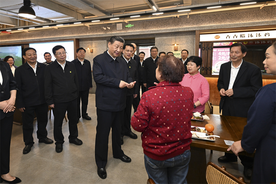 2024年4月22日至24日，中共中央總書(shū)記、國家主席、中央軍委主席習近平在重慶考察。這是22日下午，習近平在九龍坡區謝家灣街道民主村社區考察時(shí)，同正在社區食堂就餐的群眾親切交流。新華社記者 謝環(huán)馳 攝