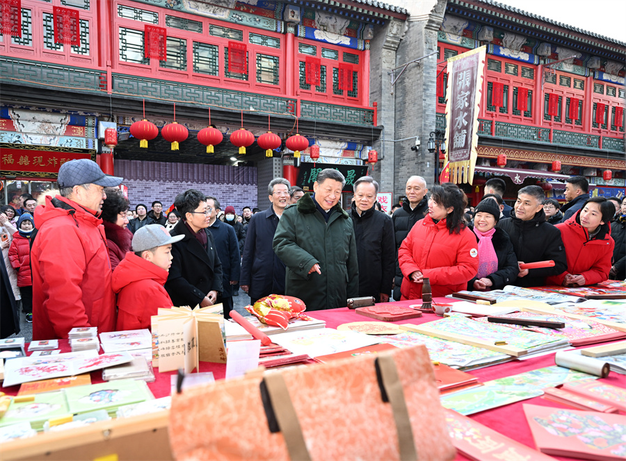 2024年2月1日下午，習近平在天津古文化街考察時(shí)，同店鋪員工和現場(chǎng)群眾互動(dòng)交流。新華社記者 謝環(huán)馳 攝