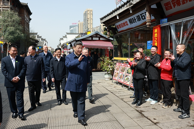 2024年3月19日上午，習近平在常德河街考察時(shí)，同店主和游客親切交流。新華社記者 王曄 攝