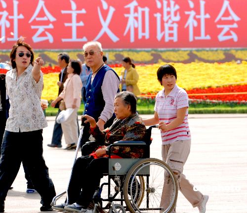 十月十日，北京天安門廣場上“構(gòu)建社會(huì)主義和諧社會(huì)”的標(biāo)語牌鮮艷醒目。本月八日召開的中共十六屆六中全會(huì)，審議《中共中央關(guān)於構(gòu)建社會(huì)主義和諧社會(huì)若干重大問題的決定》，這是中國改革開放以來，首次將社會(huì)問題納入決策討論內(nèi)容。 中新社發(fā) 廖攀 攝