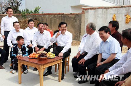 9月30日，中共中央總書(shū)記、國家主席、中央軍委主席胡錦濤到安徽農村考察。這是胡錦濤在滁州市鳳陽(yáng)縣小崗村村民關(guān)友江家院子裡同村民們親切交談，共商農村改革發(fā)展大計。新華社記者鞠鵬攝