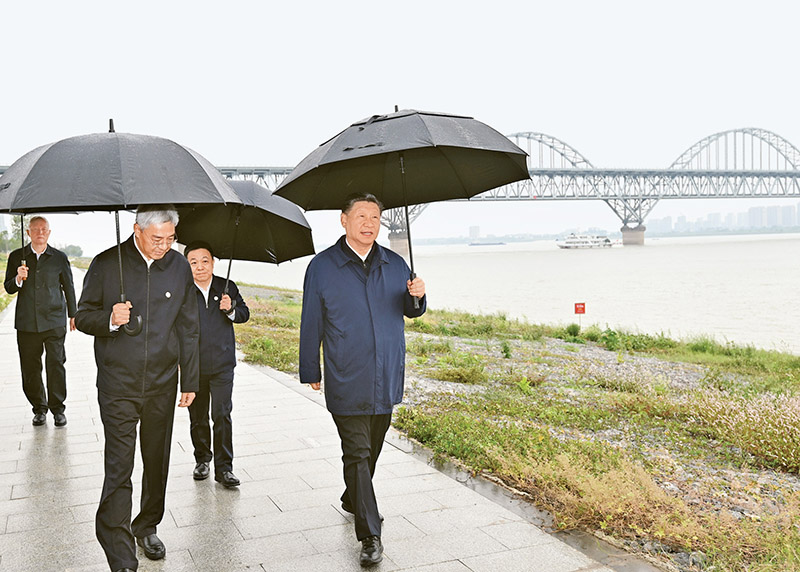 2023年10月10日至13日，中共中央總書(shū)記、國家主席、中央軍委主席習近平在江西考察。這是10日下午，習近平在長(cháng)江國家文化公園九江城區段考察時(shí)，冒雨沿江堤步行察看沿岸風(fēng)貌。 新華社記者 謝環(huán)馳/攝